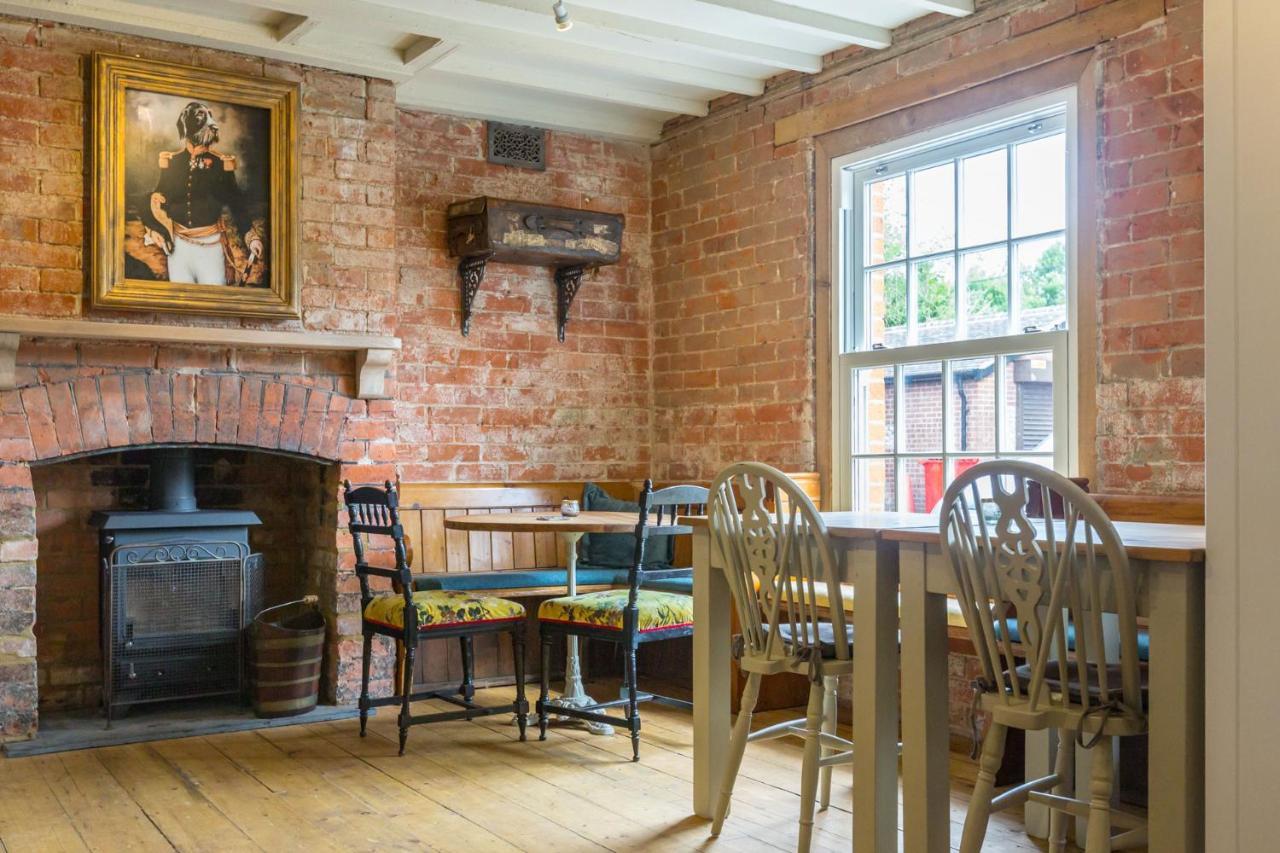 The Dog & Gun Inn Netheravon Eksteriør bilde