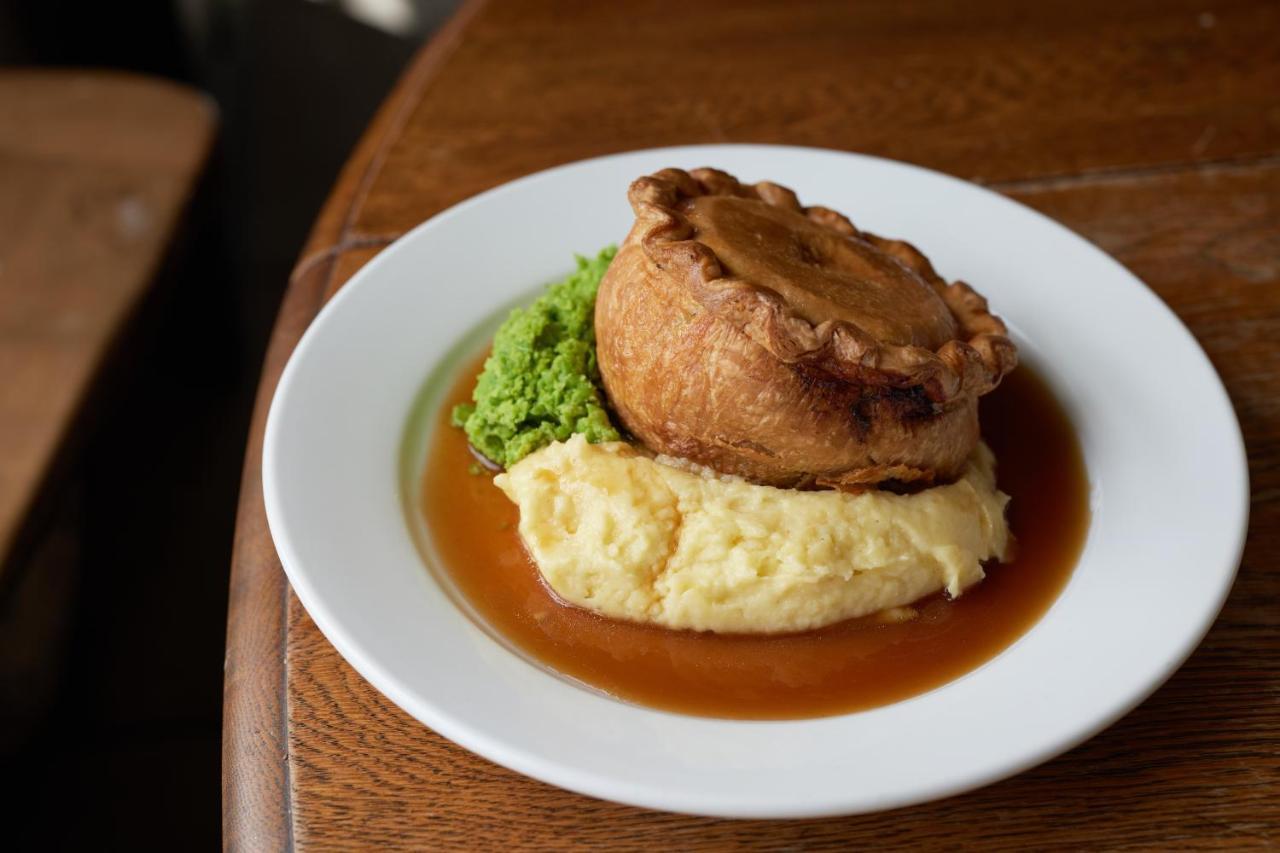 The Dog & Gun Inn Netheravon Eksteriør bilde