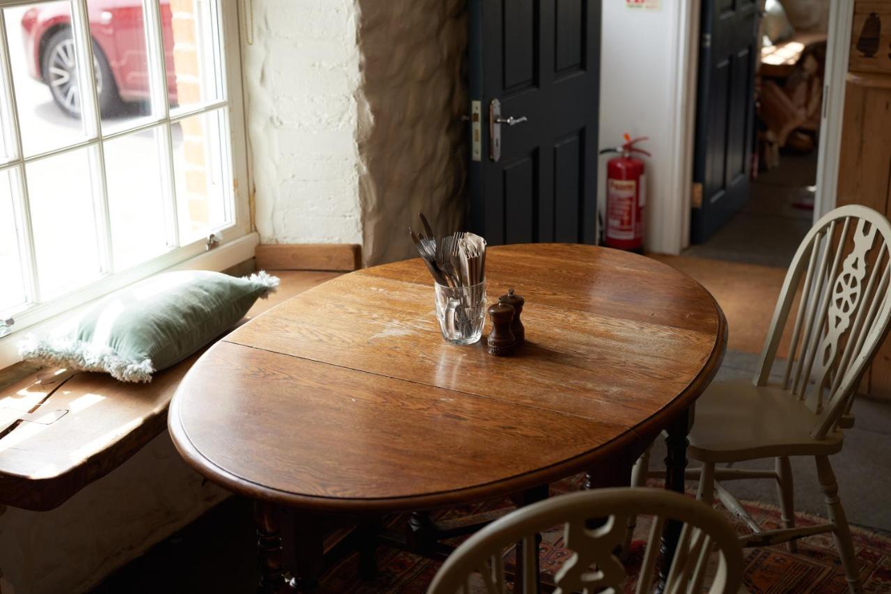 The Dog & Gun Inn Netheravon Eksteriør bilde