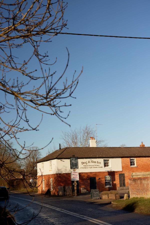 The Dog & Gun Inn Netheravon Eksteriør bilde